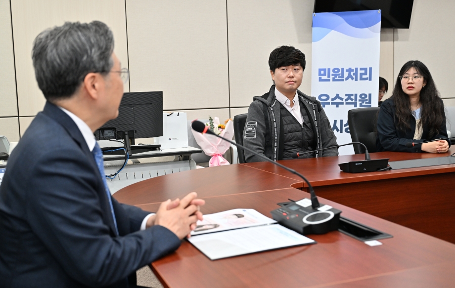 (간담회) 민원업무 우수직원 시상 (10) 이미지