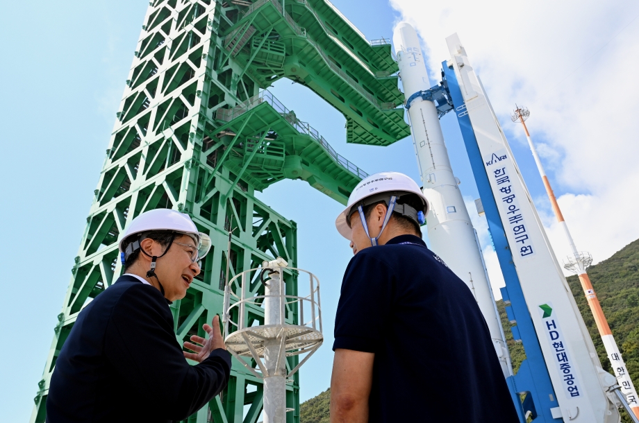 KASA Administrator Yoon Youngbin Inspect Nuri’s 4th Launch Preperation 이미지